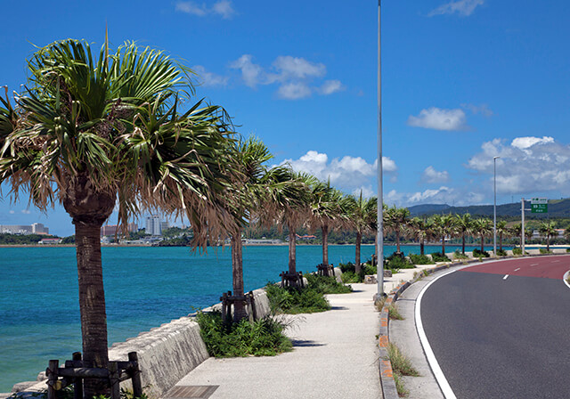 西海岸リゾートの海岸線(恩納村国道58号)