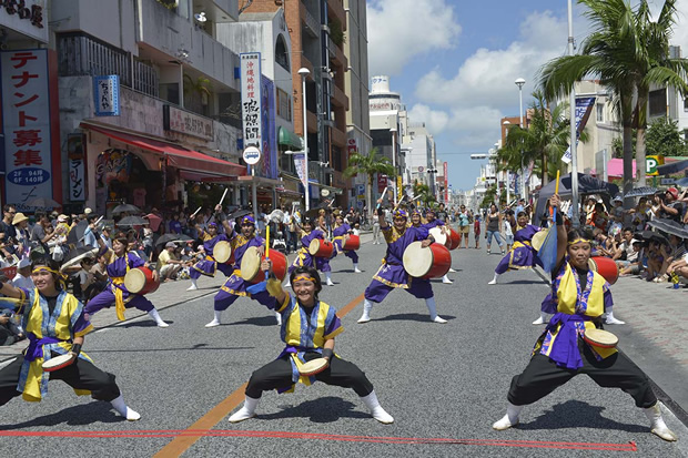 国際通りを熱くする一万人のエイサー踊り隊は圧巻