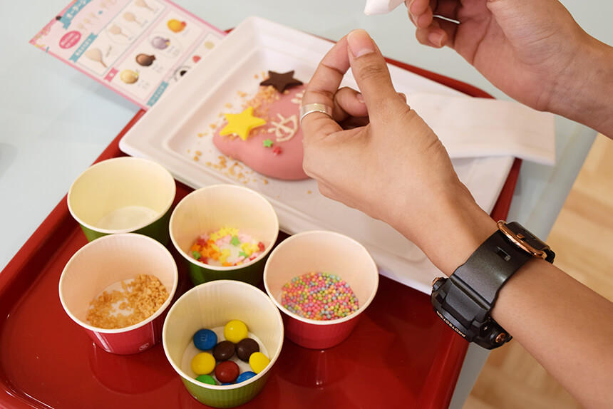 チョコペンシルやカラースプレーでデコレーション
