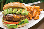 島バーグと島カレー石垣牛のアボカドチーズバーガー