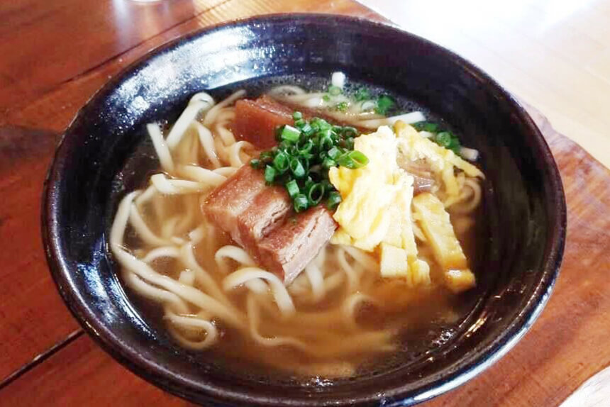 茶屋すーじ小の沖縄そば