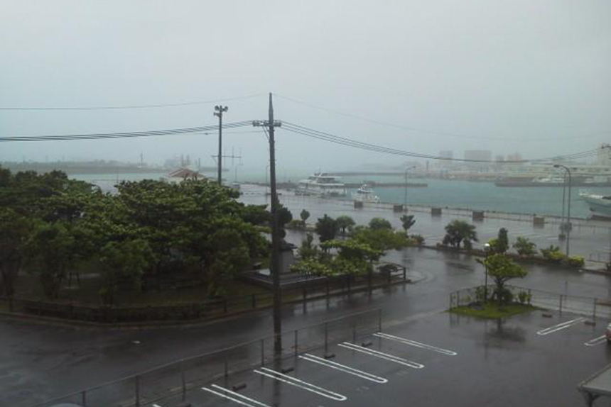 台風接近中の港