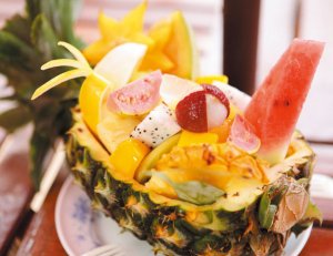 大人気のフルーツボード パイナップルの器に季節のフルーツを贅沢に盛り合わせ