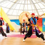 チムドンドン！「スーパーエイサーショー」。沖縄の伝統芸能エイサーを大胆にアレンジしたパフォーマンスは迫力満点！