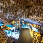 自然の神秘玉泉洞「地底旅行」。何万年も昔から今に続く、地底の時間を体感