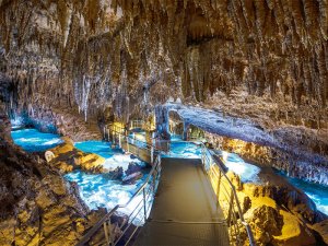 自然の神秘玉泉洞「地底旅行」。何万年も昔から今に続く、地底の時間を体感