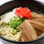 沖縄といえばやっぱりコレ「沖縄そば」。かつお出汁たっぷりの極旨スープは絶品！