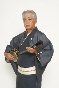 Sadao China， the owner of the shop， is a leading figure of Okinawan folk singing.