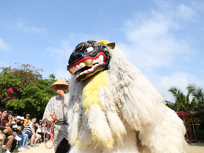 Powerful lion dancers and ”wakuya”， the lion handlers， come in a parade called Michi-junee.