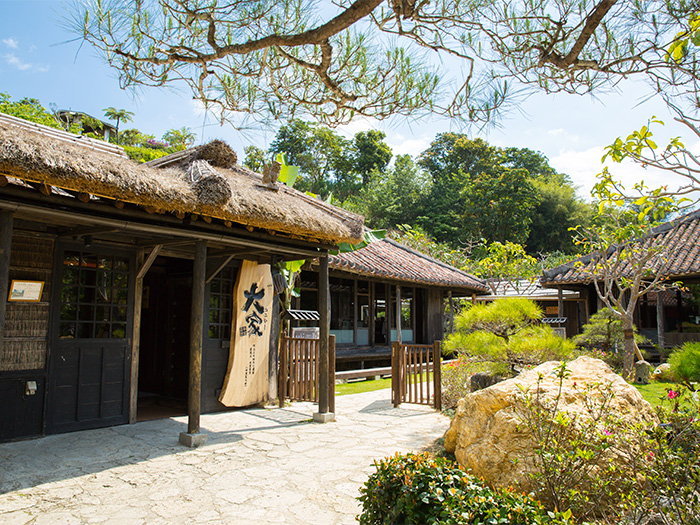 A popular restaurant where you get to meet Okinawa's good old days.