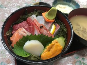 Enjoy choosing from a large menu that has as many as seventy dishes, including Okinawan dishes.