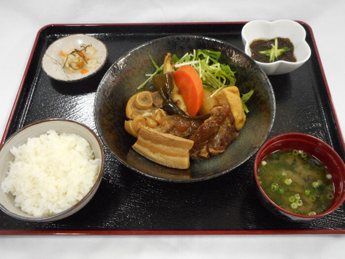 【燉煮套餐】 膠原蛋白非常充分的燉豬腳。豐富的沖繩食材，對健康美容非常有幫助。