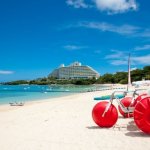 ビーチ全景  沖縄を代表する広大なビーチでは数々のマリンアクティビティーが体験できる