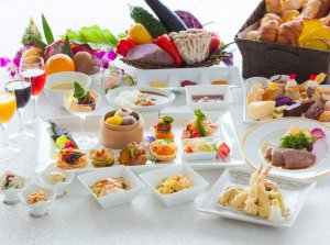 【THE DINING 暖琉満菜】ディナーバイキングイメージ  プレミアムディナーブッフェは沖縄料理、日本料理、西洋料理、中国料理の全70品とパティシエール特製スイーツも食べ放題