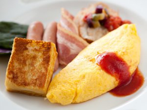 【朝食】シェフが目の前で調理するふわふわオムレツが人気！（営業時間7：00～10：00）