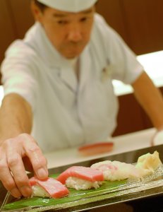 日本料理・琉球料理レストラン　花織  「お寿司食べ放題」がカウンターで楽しめる贅沢なコース。毎日仕入れる10種類以上の新鮮なネタを職人が握り、好きなだけ味わうことができる。1日8名限定なので早めのご予約を 