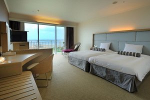 客室（ツイン・スーペリアルーム）東シナ海に面したバルコニーつきの客室でリゾートなひと時を。