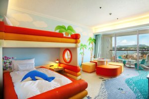 海とイルカをテーマにしたフリッパーズコネクティングルーム  オリジナルの２段ベッドやお子様アメニティを揃えたファンタジックな客室