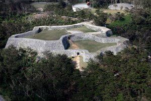 今も美しい城壁と沖縄最古のアーチ門などが残る 