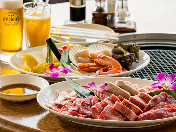 【バーベキューテラス クーワクーワ】 開放感溢れるカジュアルな雰囲気の中、 海鮮や野菜、沖縄県産の肉を堪能