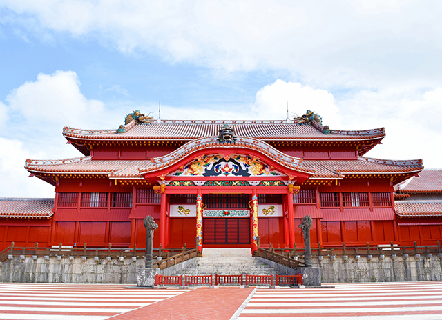 做為琉球國王居住的城堡，及琉球王國時代的文化・政治・外交據點長達450年之久。現在的建築物是1992年復原的。
