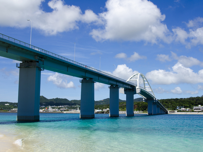 瀨底大橋連接了本部半島，從本島開車可直接前往小島。這裡可以享受海上運動的樂趣。