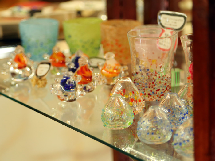 カラフルでかわいい商品が並ぶ