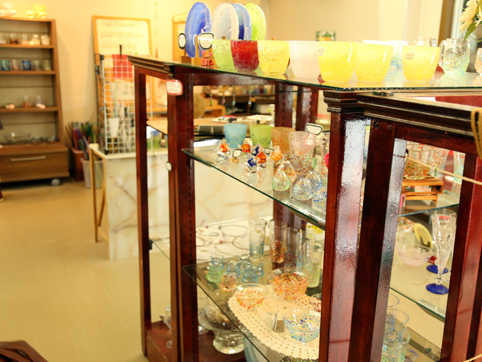 オリジナルの商品も各種揃う店内