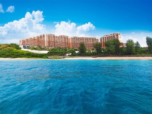 沖縄屈指の西海岸リゾートエリアに位置しており、全室オーシャンビューの客室は平均70㎡とゆとりある空間を実現