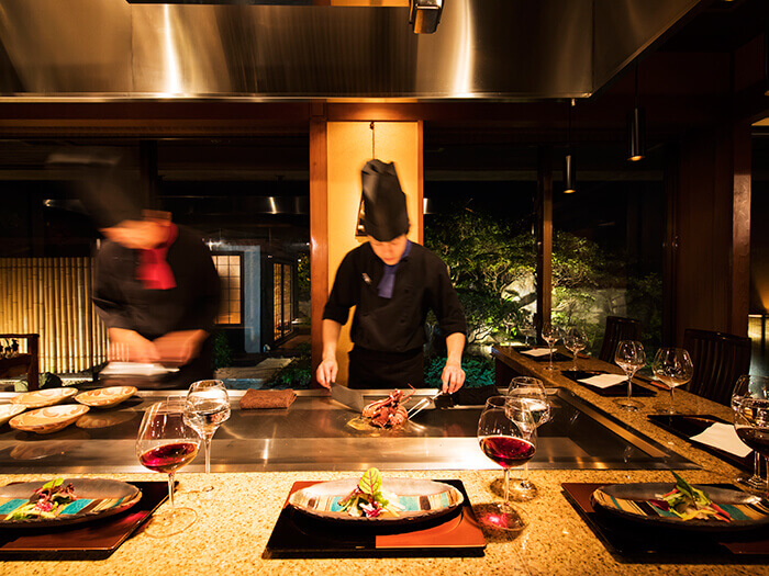 正宗的鐵板燒餐廳，每個座位前都有專屬的廚師為您燒烤，幾乎所有食材都產自沖繩當地。