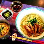 八重山そば定食。「あんぱる食堂」では、人気の八重山そばをはじめ、地元の食材を使用した料理を提供