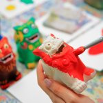 シーサー色付け体験では速乾性の塗料を使用しますので当日お持ち帰り可