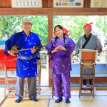 「家あしび(やーあしびー)」1日3回/実演 三線の生演奏に、唄あり、太鼓あり、踊りありの楽しいアトラクション