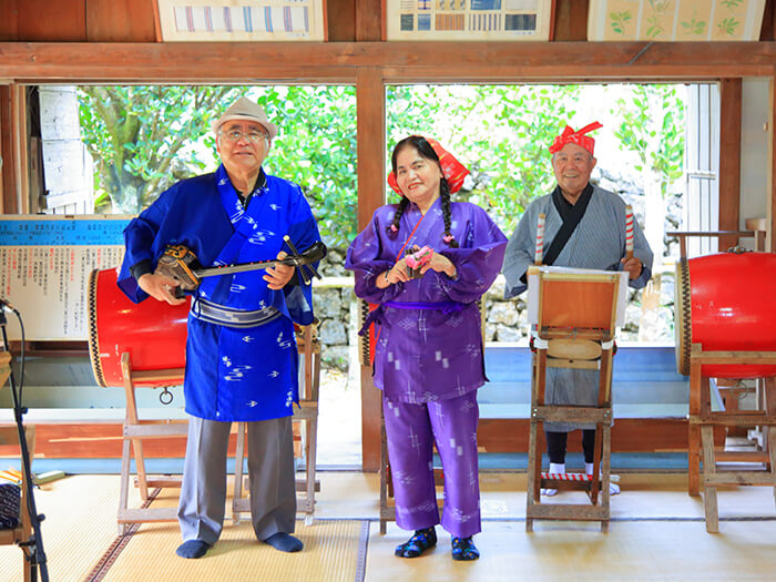 「家あしび(やーあしびー)」1日3回/実演 三線の生演奏に、唄あり、太鼓あり、踊りありの楽しいアトラクション