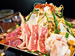 This is a creative hot pot, loaded with meat and vegetables! It comes with slightly spicy miso sauce.