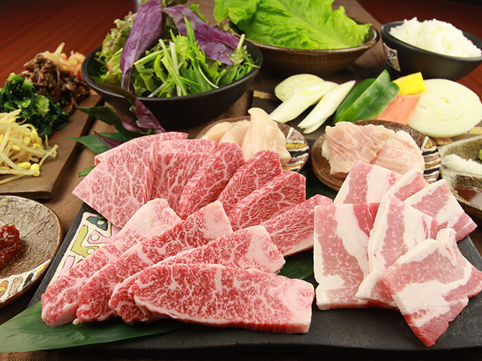 One popular dish lets you taste Okinawa-brand beef and Agu pork side by side!