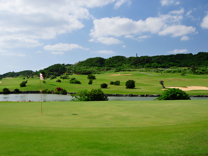 名物ホール12番ホール2打目が池越え