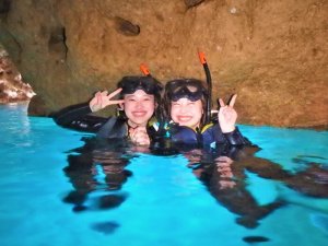 Popular courses 【Blue Grotto  snorkel】 even beginners　wearing a wet suit can be enjoyed with lightheartedness.