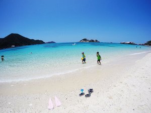 渡嘉敷島では、透明度抜群！人気の阿波連ビーチへ！