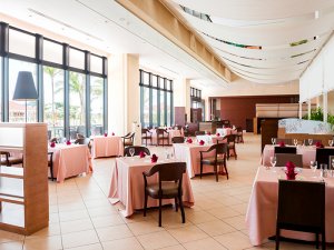 プールサイドレストラン「サザンテラス」  屋外プールに面した大きな窓からの水辺の風景とパノラミックなサンセットを臨むロケーションでリゾートならではのお食事をお楽しみください。