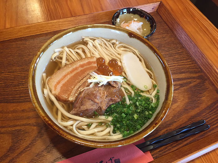 琉心そば  三枚肉と軟骨ソーキが味わえる一番人気メニュー