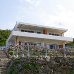 古宇利島の高台にたたずむカフェ ティーヌ浜から車で約1分