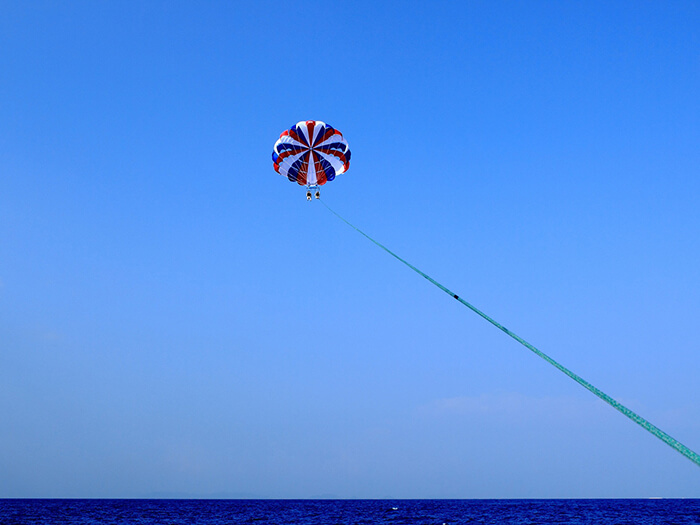 所要時間は1～2時間。すきま時間で空の旅へ  沖縄の美しい海を空から堪能。ロープの長さも調節可能なので初心者から上級者まで楽しめる
