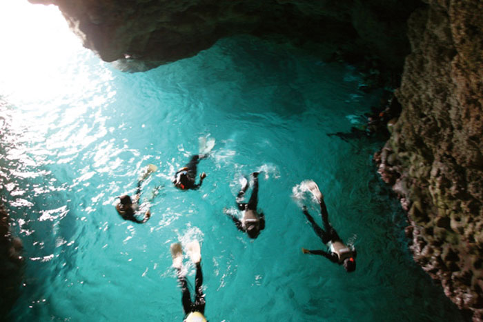 Let's experience impressive snorkeling in blue caves!