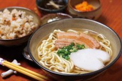 The presence of the red roof impresses us about the long history of Okinawa. The set of Soba dish using pork produced in Okinawa and local vegetables is popular. 