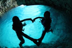 於沖繩具有神秘感的青之洞窟體驗海上的遊玩樂趣