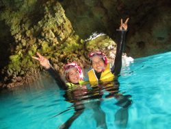 Non-swimmers can enjoy the dive， too! Discover the most popular views of Blue Grotto， Okinawa and experience the best diving and snorkeling!