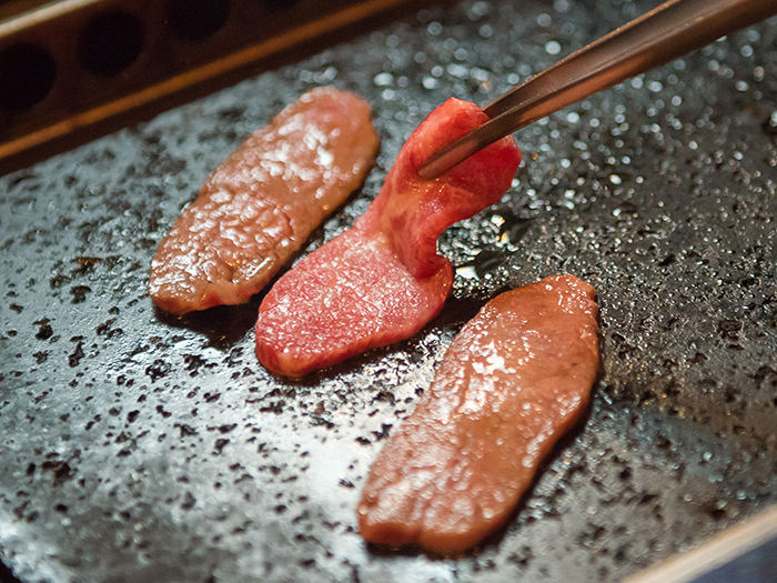 使用從櫻島訂購的熔岩烤盤，能凝縮食物本身的美味，讓其具備軟嫩的口感。