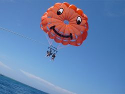 【Parasailing 7，000 yen】 Age: 5 years oled (More than120cm.20kg) - 60 years old Duration: 60 minutes (About 10 minutes flying time)