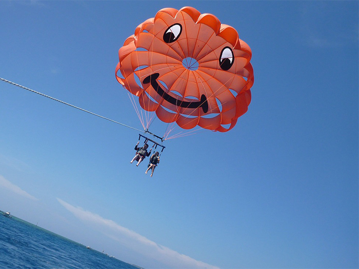 【水上滑翔傘 7，000日圓】 適合年齡對象:5歲(120cm，20kg以上)〜60歲。所需時間60分(飛行時間約10分鐘)